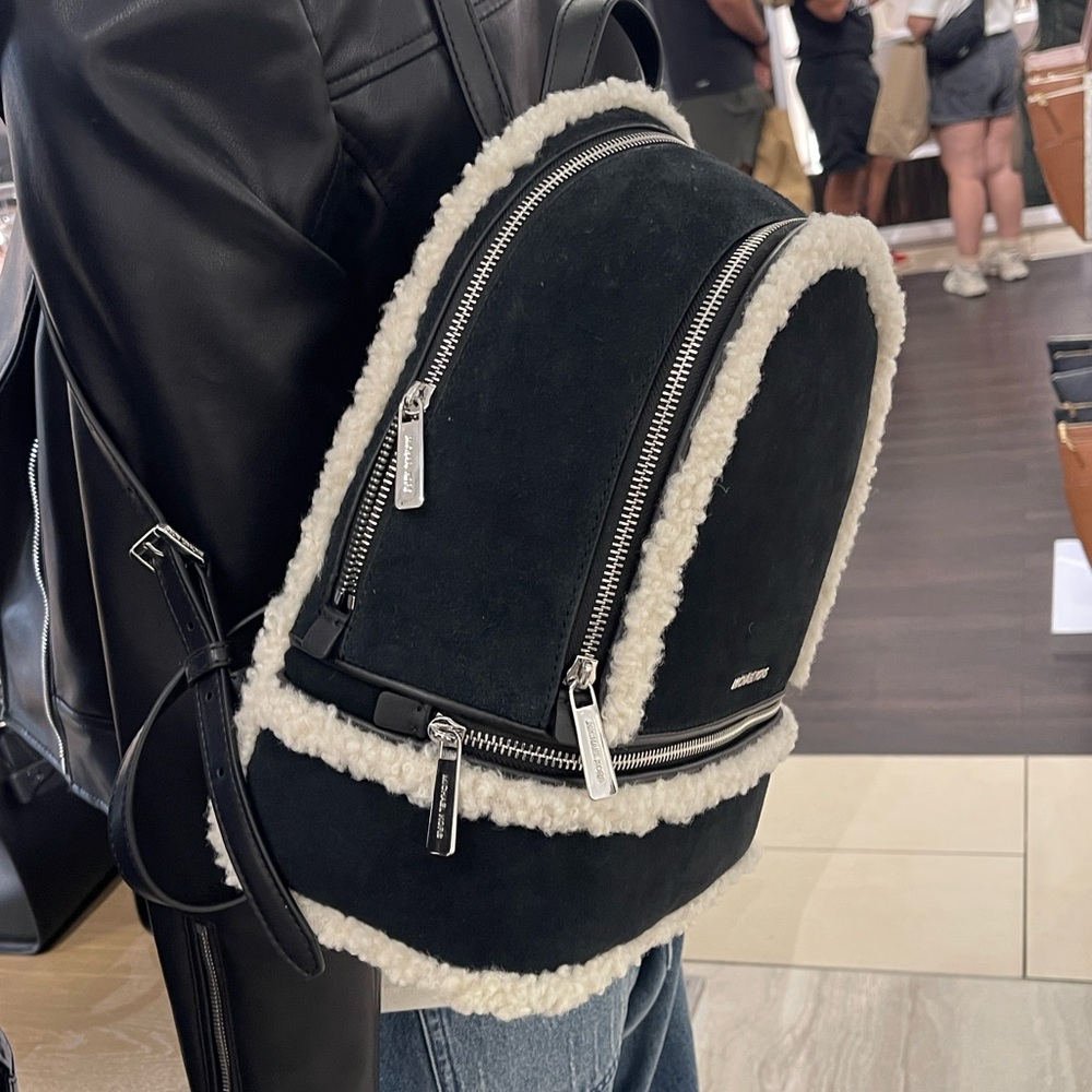 MICHAEL KORS Rhea Medium Suede and Faux Shearling Backpack
Black
NWT - Picture 11 of 16